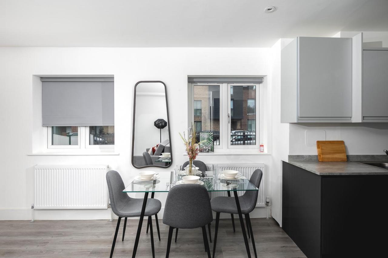 Skyvillion - London Enfield Chase Apartments With Parking & Wifi Bagian luar foto