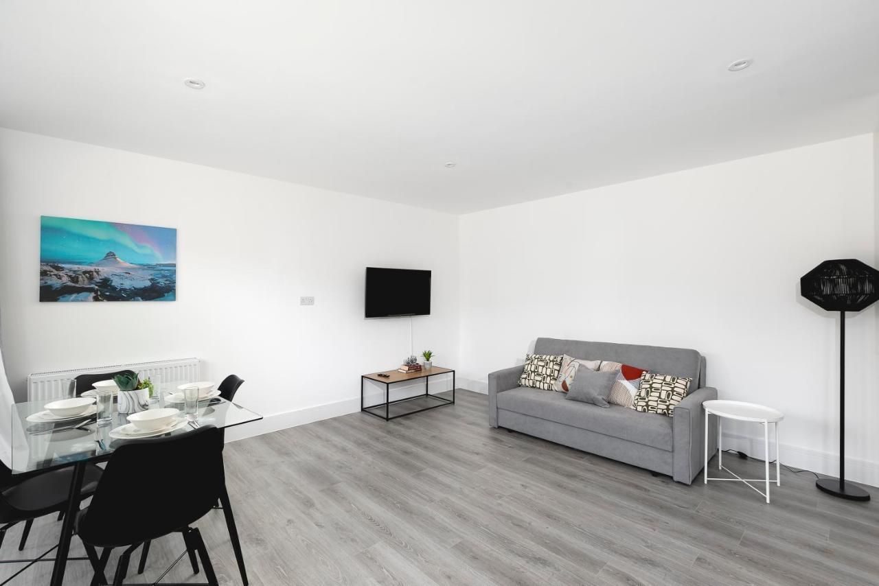 Skyvillion - London Enfield Chase Apartments With Parking & Wifi Bagian luar foto