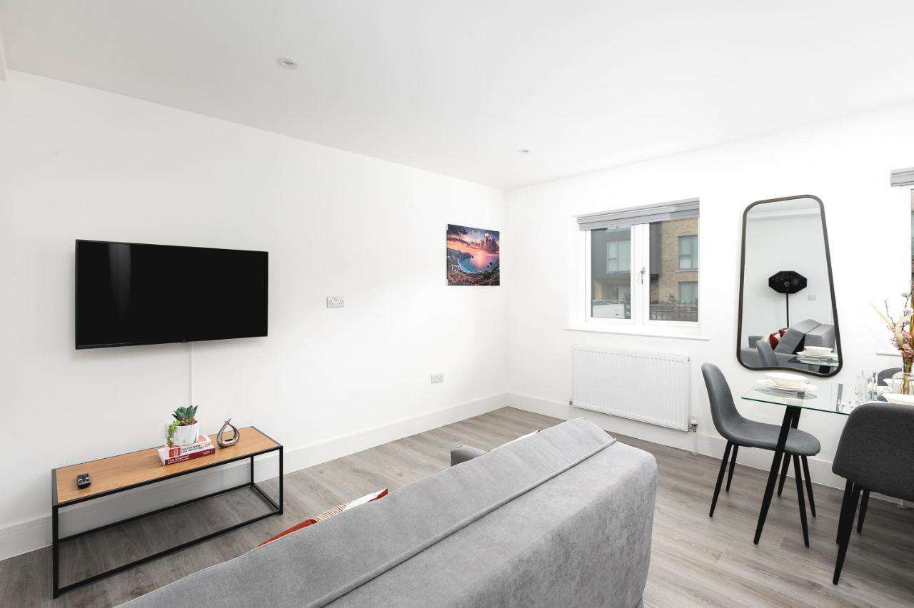 Skyvillion - London Enfield Chase Apartments With Parking & Wifi Bagian luar foto
