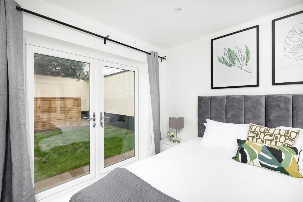 Skyvillion - London Enfield Chase Apartments With Parking & Wifi Bagian luar foto