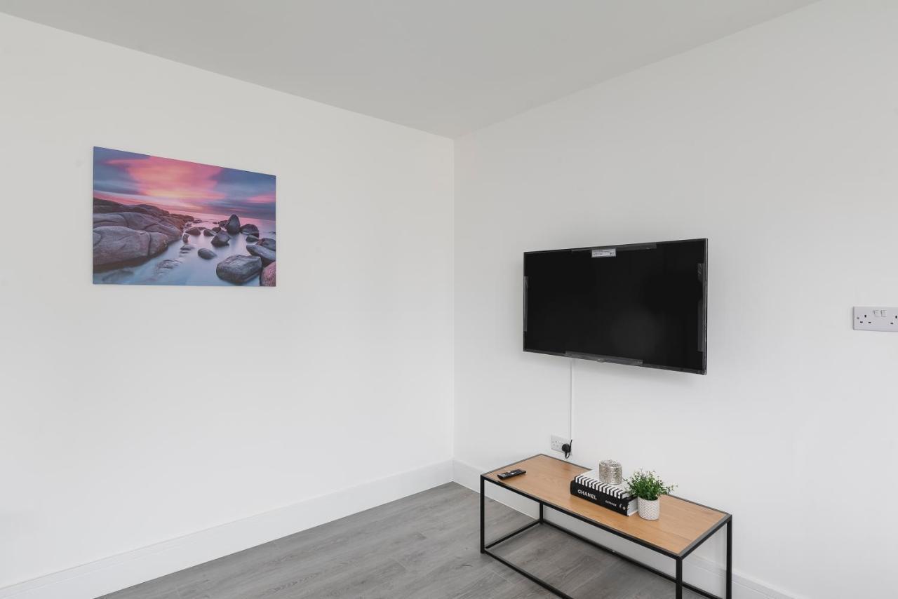 Skyvillion - London Enfield Chase Apartments With Parking & Wifi Bagian luar foto