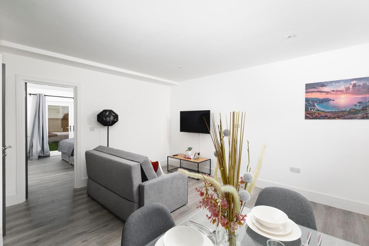 Skyvillion - London Enfield Chase Apartments With Parking & Wifi Bagian luar foto