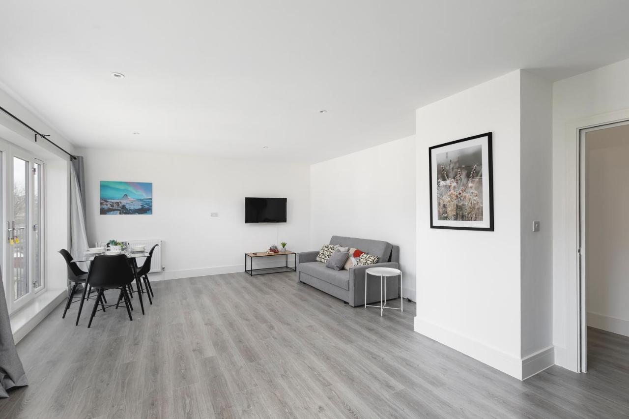 Skyvillion - London Enfield Chase Apartments With Parking & Wifi Bagian luar foto