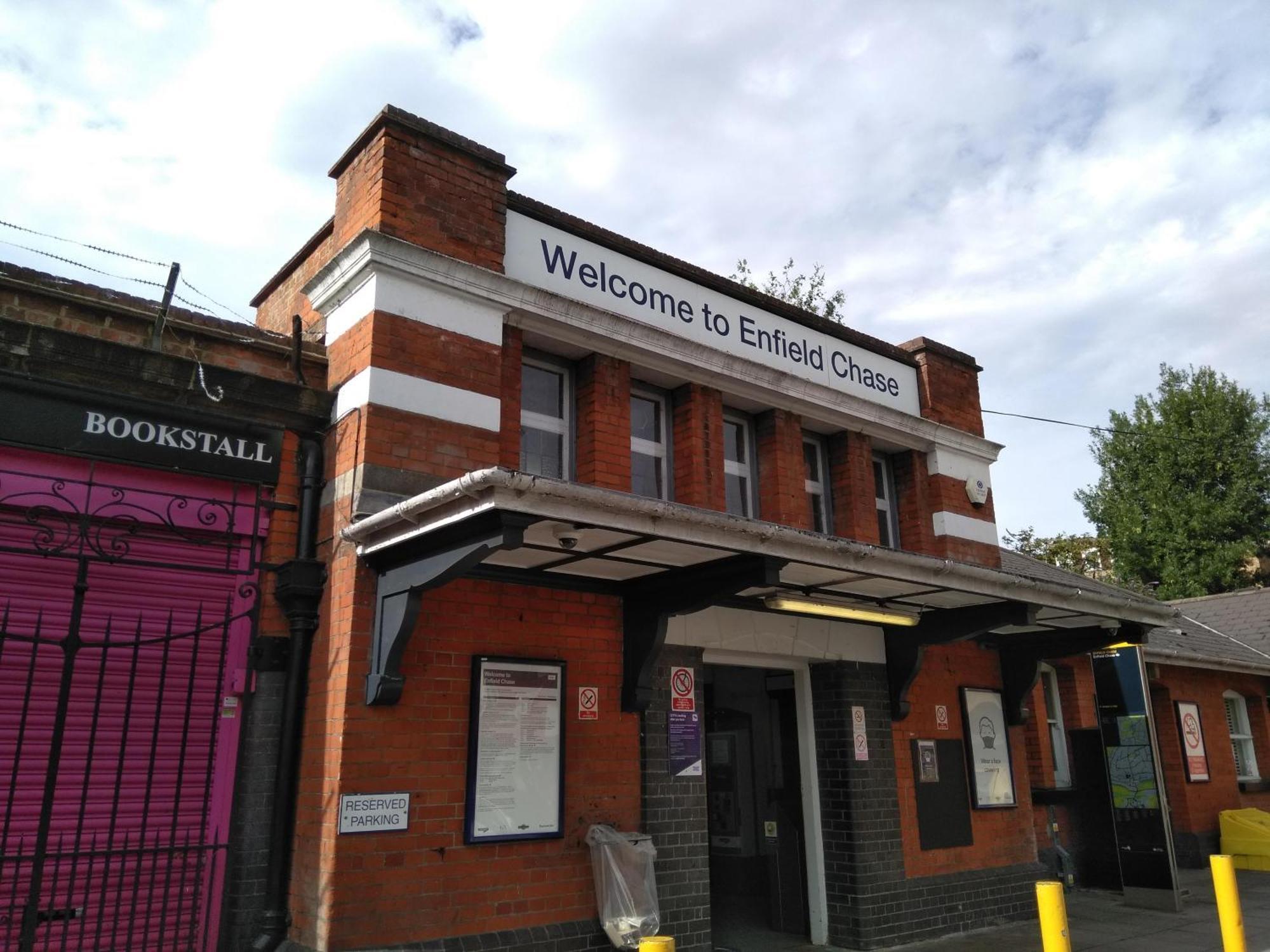 Skyvillion - London Enfield Chase Apartments With Parking & Wifi Bagian luar foto